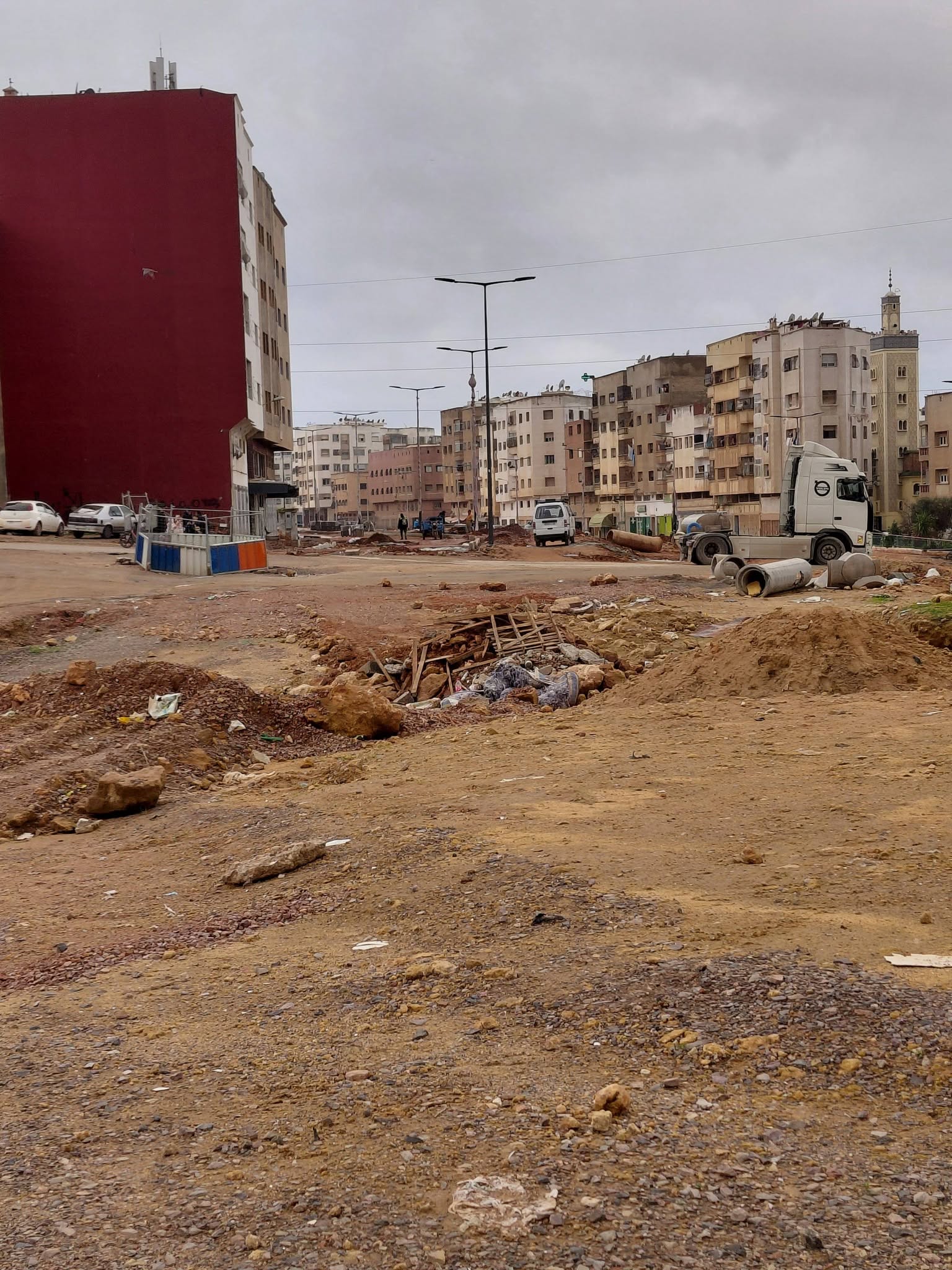 شارع عمر بن الخطاب بالدار البيضاء مشروع يثير استياء السكان بسبب بطء الإنجاز