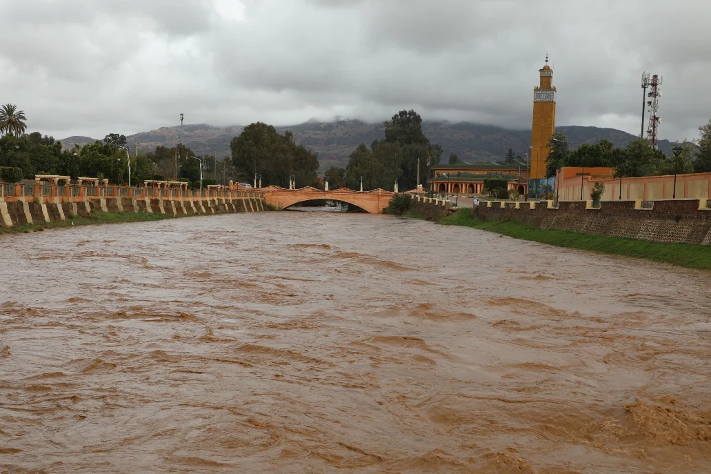 وادي أم الربيع يستفيق بعنف في خنيفرة: منسوب مرتفع وقلق في صفوف السكان