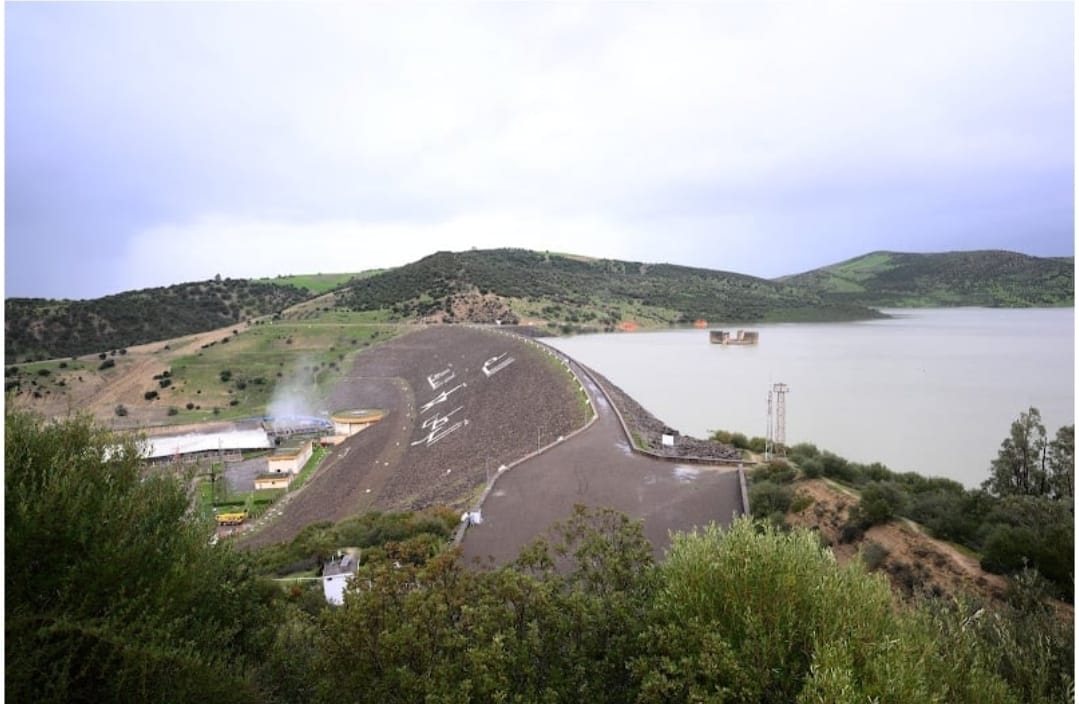 استقرار وضعية سد وادي المخازن وسط استمرار عمليات التفريغ وارتفاع منسوب وادي اللوكوس  