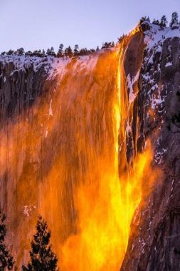 شلال النار في يوسمايتي بولاية كاليفورنيا.. لحظة ذهبية لا تنسى