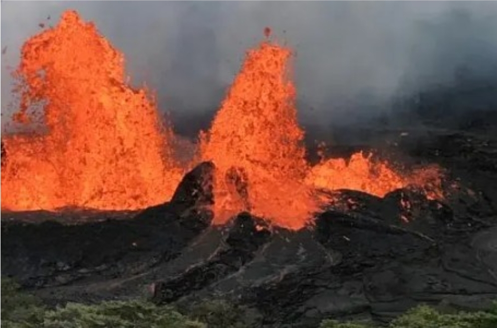 نافورات من النار في هاواي: بركان كيلاويا يقذف حممه إلى ارتفاع 400 متر